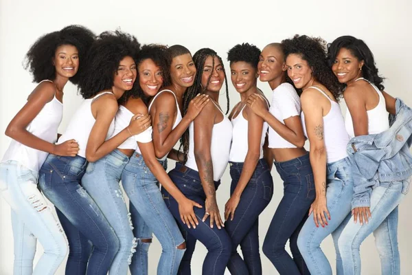 mulheres negras vestindo jeans