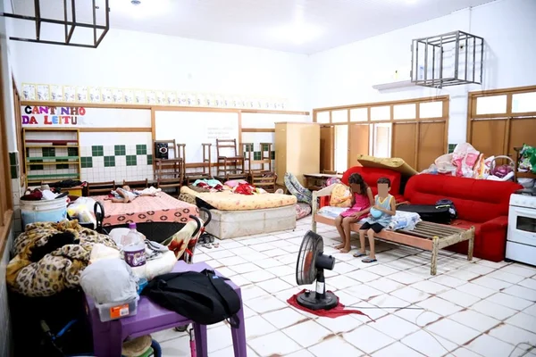 Foto colorida de escola que abriga famílias desalojadas em Rio Branco, no Acre