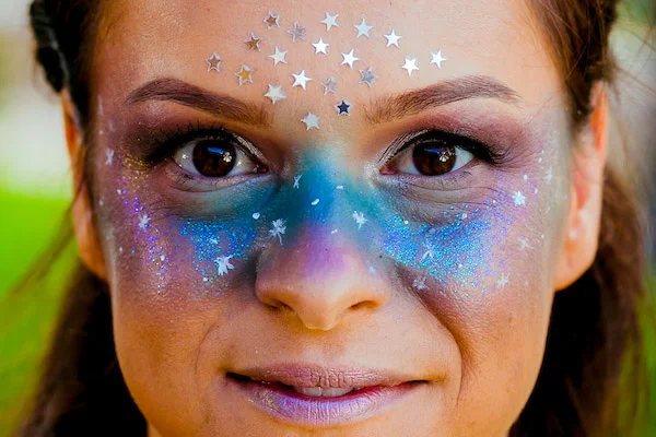 Saiba como criar uma maquiagem de Musa das Galáxias para o carnaval