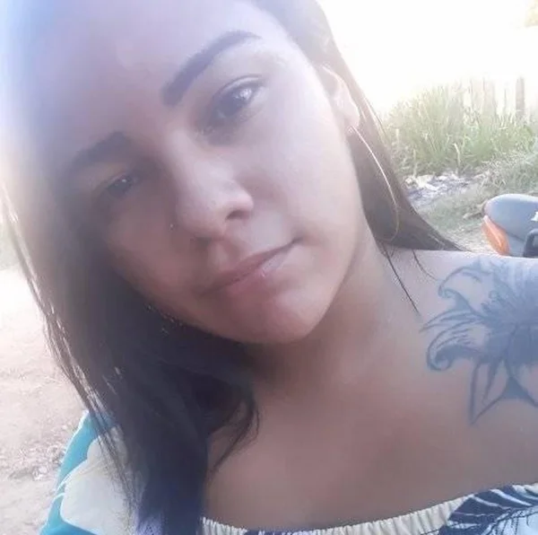 Jovem morre após receber descarga elétrica enquanto usava celular