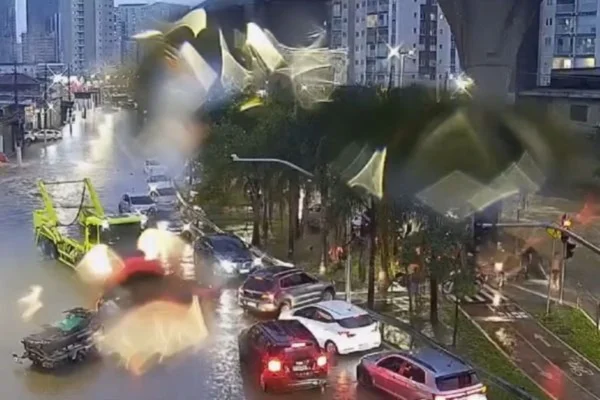 Imagem colorida mostra alagamento em São Paulo - Metrópoles