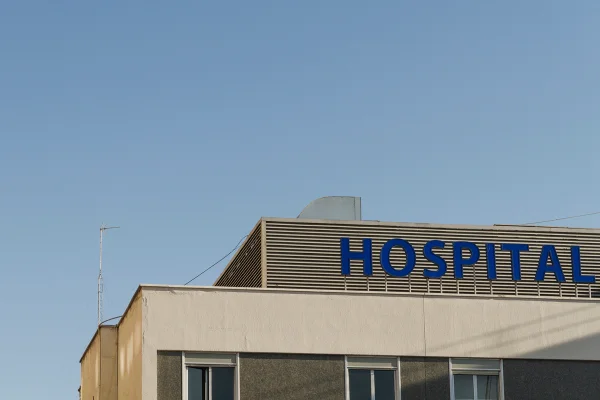 Foto colorida de fachada escrito a palavra hospital - Metrópoles.