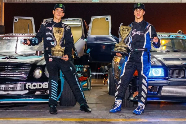 Foto colorida mostra pilotos de drift