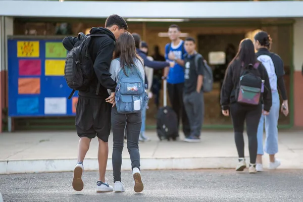 Ibaneis anuncia Cartão Uniforme para alunos do DF comprarem roupas