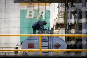 Funcionário abastece tanque em centro de Distribuição da Petrobras
