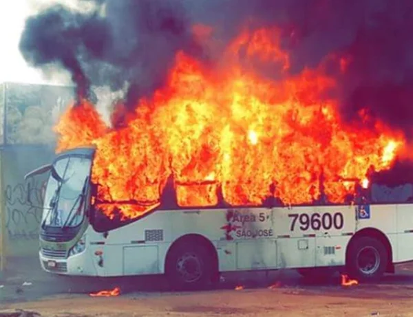 Mais um ônibus é incendiado em Ceilândia. PM suspeita de invasores