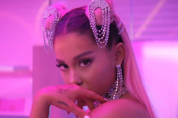 Ariana Grande processa Forever 21 por campanha com sósia