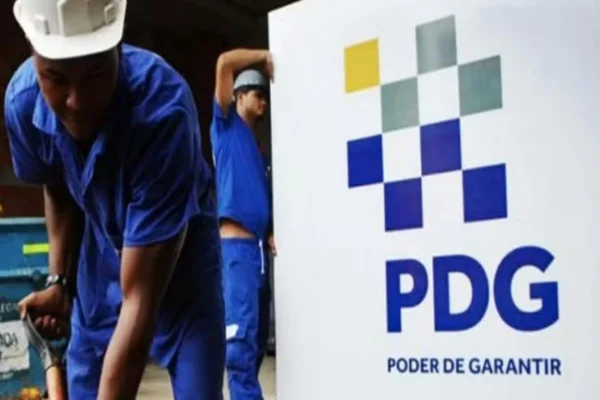 Imagem de funcionários da construtora PDG Realty trabalhando - Metrópoles