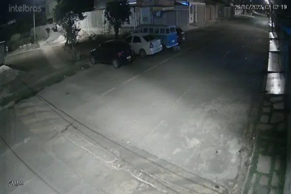 Carros estacionados em rua no Guará
