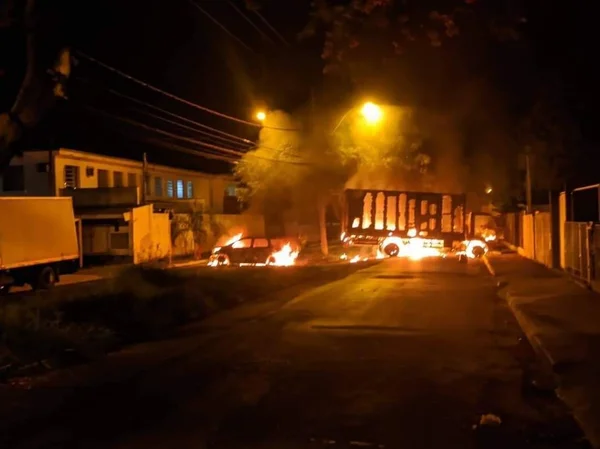 Assalto a bancos com tiroteio e incêndio leva terror a Araraquara, em SP