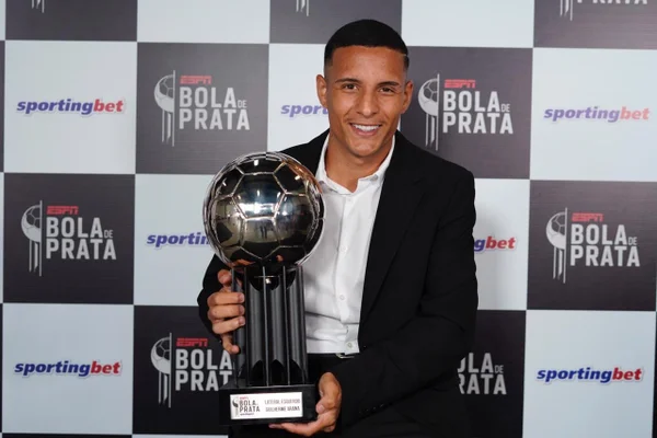 Torcedores invadem perfil de jogador que lesionou Guilherme Arana