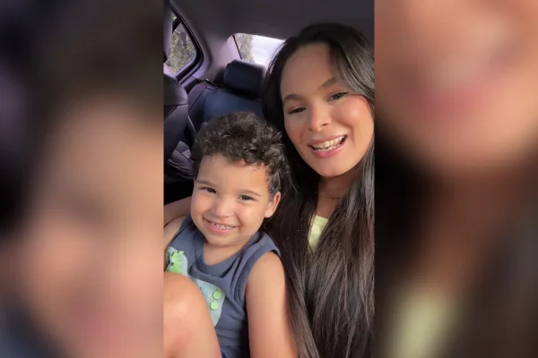 Menino que desenhou tubarão gigante, junto com sua mãe Letícia
