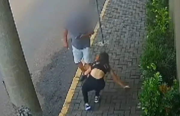 Foto colorida de sabelly Aparecida Ferreira Moro pedindo ajuda após ataque - Metrópoles