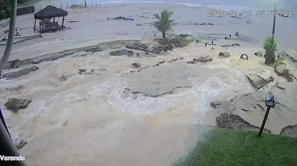 imagem colorida casa desaba e criança é levada pela enxurrada rio bananal es