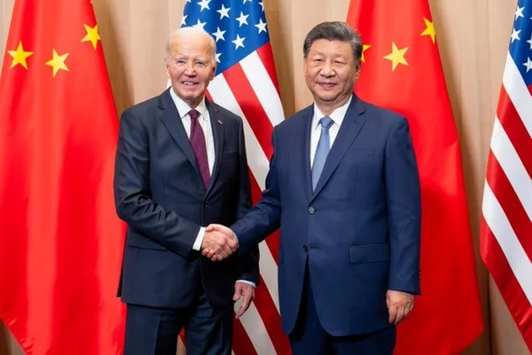 Imagem colorida de Joe Biden e Xi Jinping