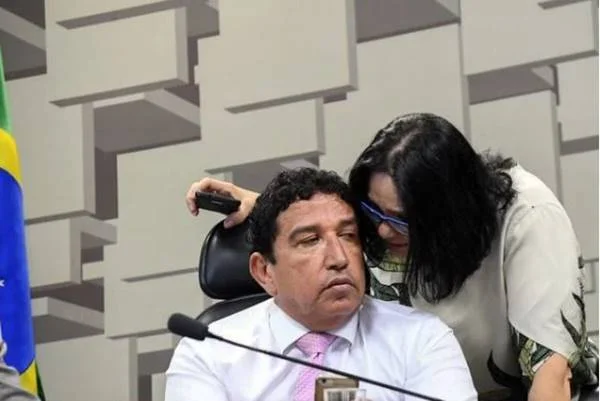 O senador eleito pelo Espírito Santo Magno Malta (PL) recebe orientações em seu ouvido da também eleita senadora pela Distrito Federal, Damares Alves (Republicanos). Eles estão em uma sala de comissão do Senado Federal - Metrópoles