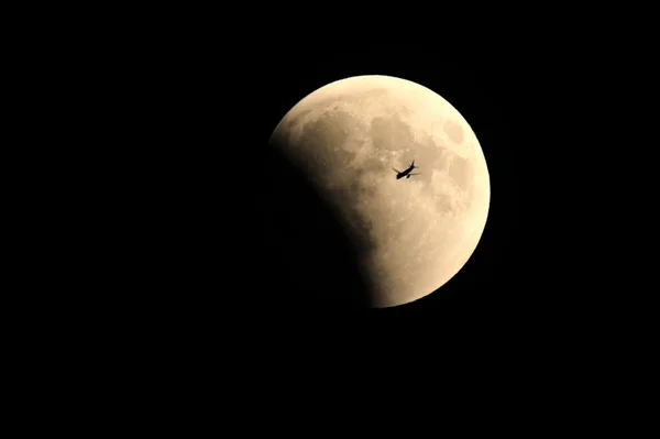 Mais longo eclipse lunar é visto no Brasil e no mundo. Veja fotos