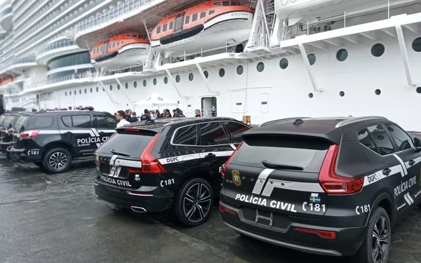 Foto colorida de um grupo de viaturas da Polícia Civil e o lado de um navio - Metrópoles