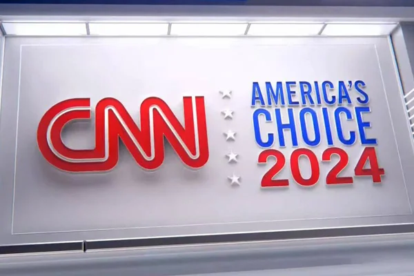 Imagem colorida da logo da CNN durante as eleições de 2024 dos EUA
