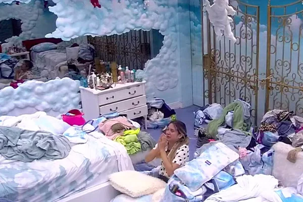 Gabi ajoelha e chora no BBB20