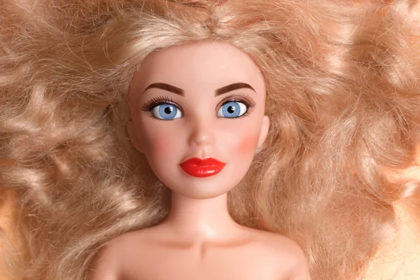 Foto colorida de uma barbie - Metrópoles