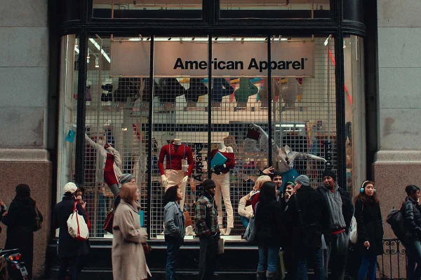 A imagem mostra a faixada de uma loja da marca American Apparel - Metrópoles