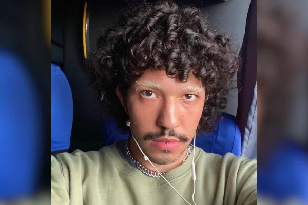 Imagem colorida mostra Leonardo Rodrigues Nunes, um homem de pele parda, cabelo cacheado e bigode olhando para a câmera; ele morreu após ser baleado ao sair para um encontro marcado por aplicativo - Metrópoles