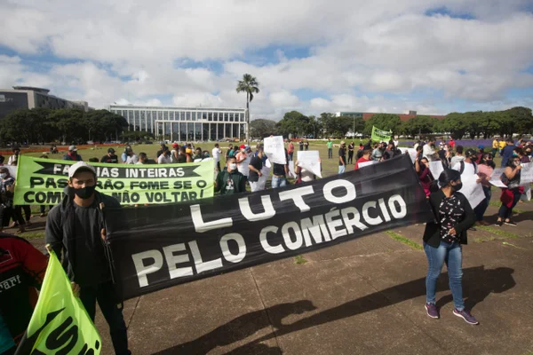 Manifestação contra o lockdown na frente do Palácio do Buriti
