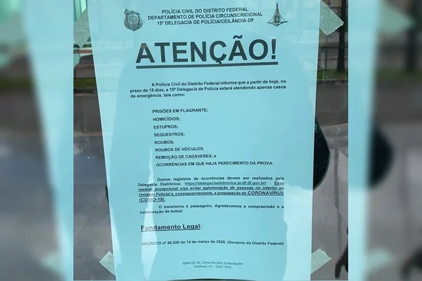 aviso em porta de delegacia