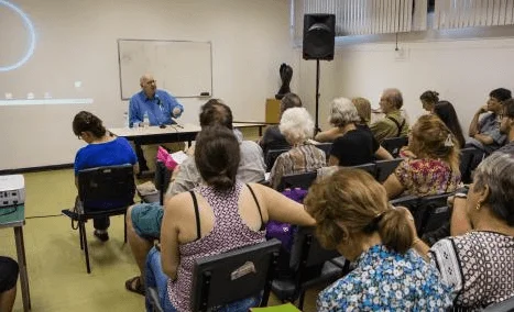 Universidade Aberta com a palestra do Voltaire Schilling Universidade Aberta com a palestra do Voltaire Schilling