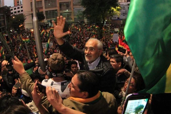 Opositor de Evo faz alianças e pressiona por 2º turno em eleições