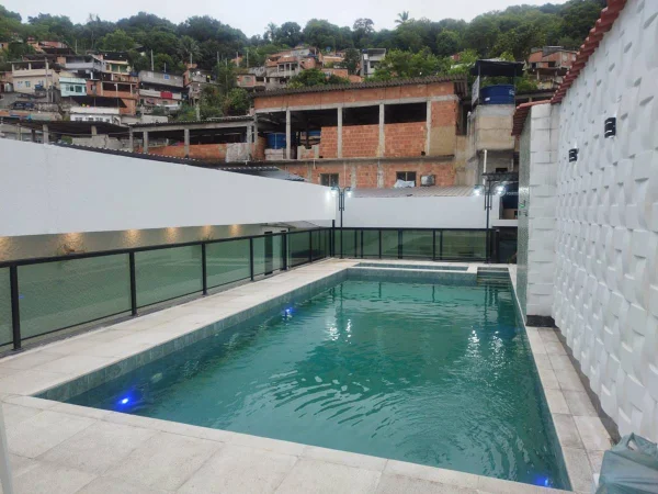 Imagem colorida de casa usada por criminosos com piscina com LED - Metrópoles