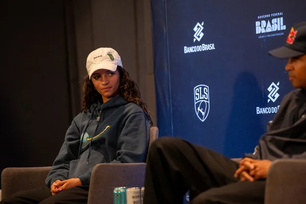 Foto colorida de Rayssa Leal, observando Felipe Gustavo, durante coletiva da SLS em Brasília - Metópoles