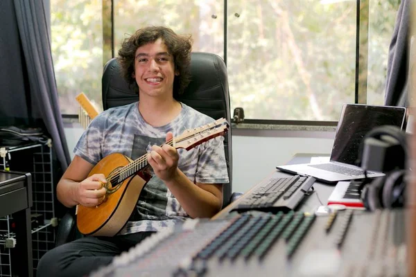 Ian Coury, bandolinista de 15 anos, estreia quarteto no Clube do Choro