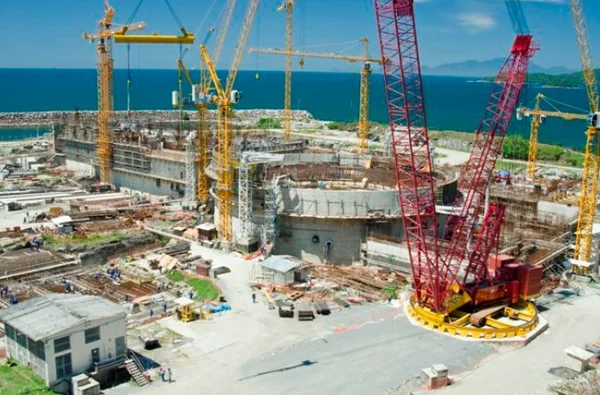 Imagem colorida da usina nuclear de Angra 3 - Metrópoles