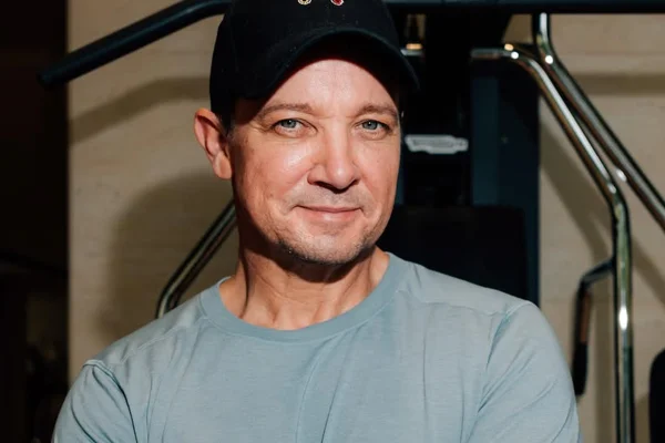 Após 2 anos, Jeremy Renner revela novos detalhes do acidente em livro - Metrópoles