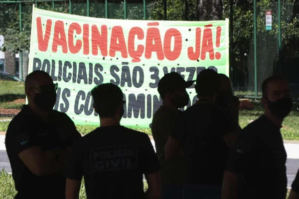Em manifestação, policiais civis do DF pedem vacina contra a Covid-19
