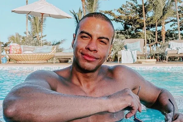 Thiago Oliveira, jornalista da Globo, em piscina