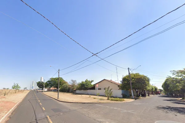 Imagem colorida de uma esquina entre ruas