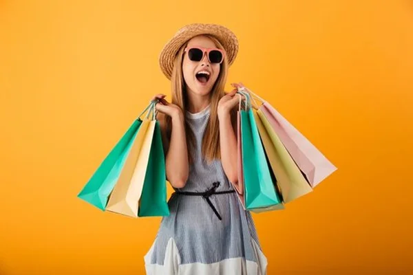 mulher fazendo compras black friday - metropoles