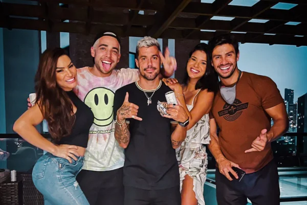 Após término, Lipe Ribeiro curte noite com casais Malyne e Selfissa