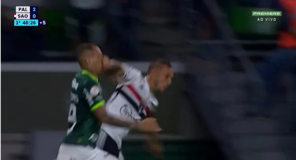 Rafinha acerta soco em Breno Lopes - Metrópoles