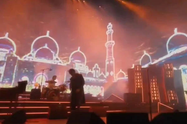 Durante apresentação da música Oblivius, a banda The Strokes exibiu telão com mensagens de protesto e críticas a Israel e ao governo Trump - Metrópoles