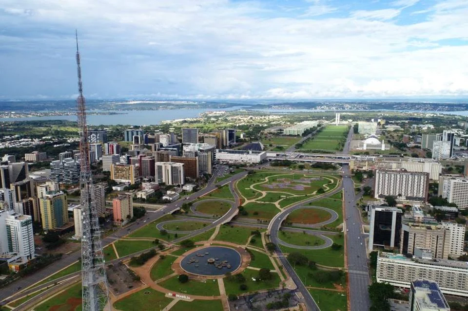 Ao fundo, o Lago Paranoá Ao fundo, o Lago Paranoá