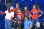 Mulher toma bola de criança durante jogo de beisebol em Miami, nos EUA