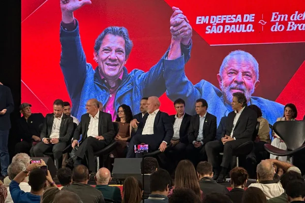 Imagem colorida mostra Lula, Alckmin e Hadda durante lançamento da pré-candidatura do ex-prefeito ao governo de São Paulo - Metrópoles