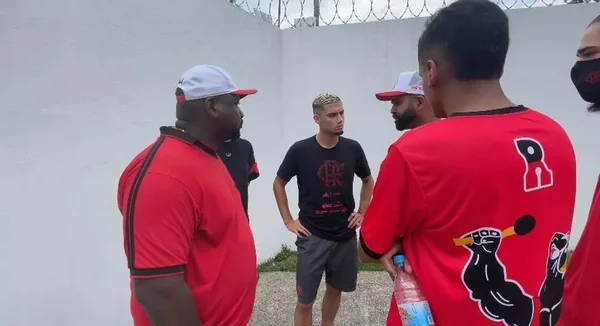 Andreas Pereira, jogador do Flamengo, conversa com membros de torcida organizada