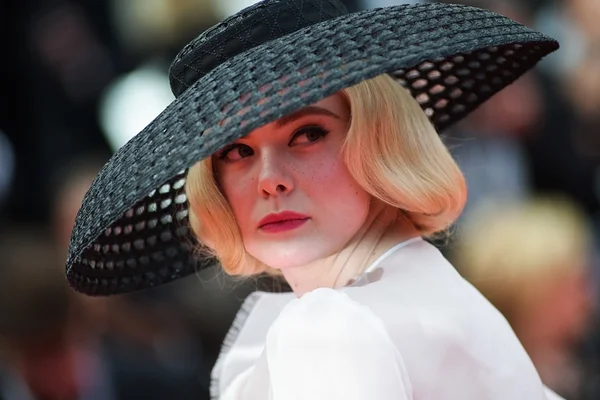 Elle Fanning se destaca em Cannes por apostar em glamour hollywoodiano