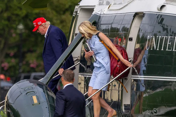 O presidente dos EUA, Donald Trump, desembarca do Marine One acompanhado por Natalie Harp, sua assessora