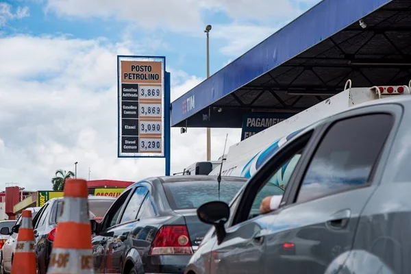 Gasolina sobe 19,5% em seis meses e beira os R$ 5 em algumas cidades